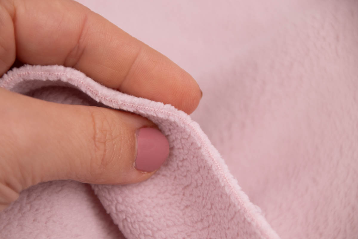 Detail látky fleece Hřejivý fleece na šití oblečení